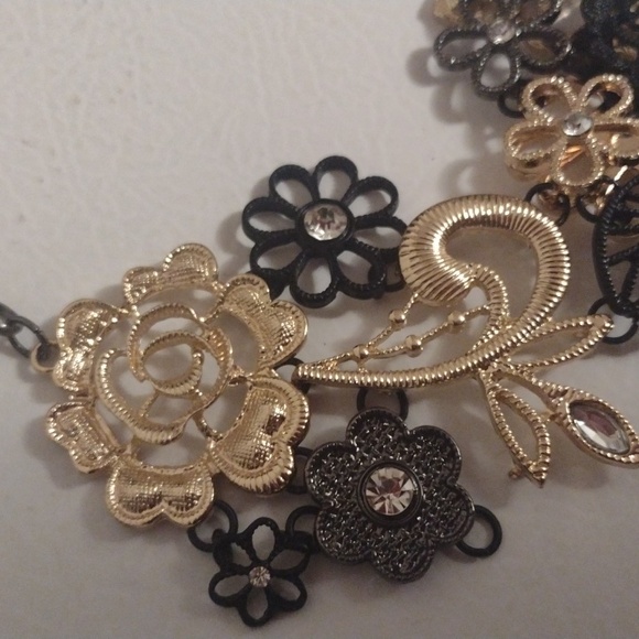 Charming Charlies black and gold tone metal floral necklace with rhinestones - Picture 11 of 11